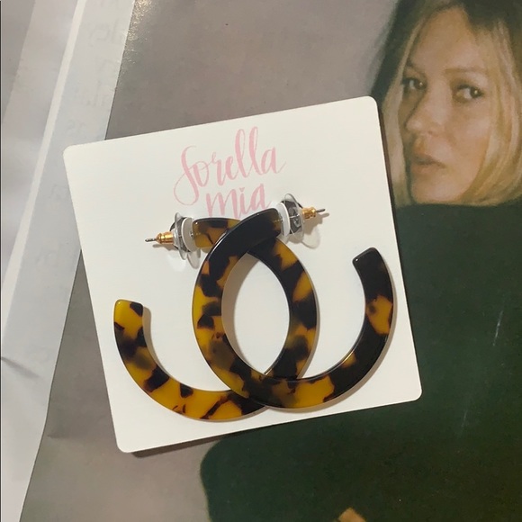 βοΈHPβοΈ Tortoise Acrylic Hoop Earrings - Picture 3 of 3